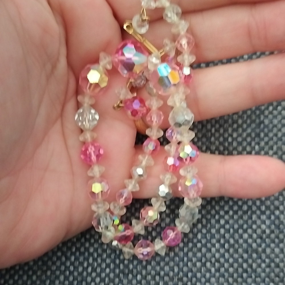 Vtg. Aurora Borealis Pink And White Single Strand Chooker With Gold Tone Clasp - Picture 3 of 5